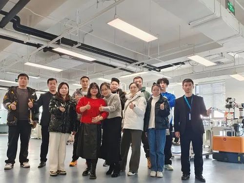 Pechino Zhongping ha visitato la sede della società di robot per lo studio