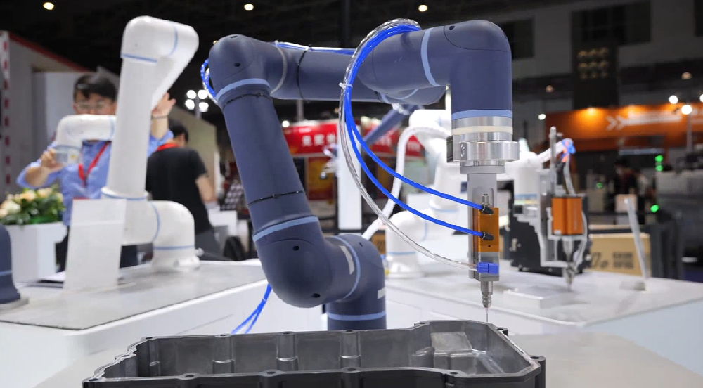 ESTUN Smart Gluing & amp; Soluzione di dispensazione: aumento della precisione, della sicurezza e dell'efficienza dei costi